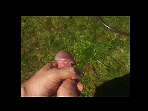 ❤️ Keçika germ di bexçeyek havînê de pisîka xwe ya pembe diqelişe û bi şuştinê dixe. Porno li ku.rionews.top ❌